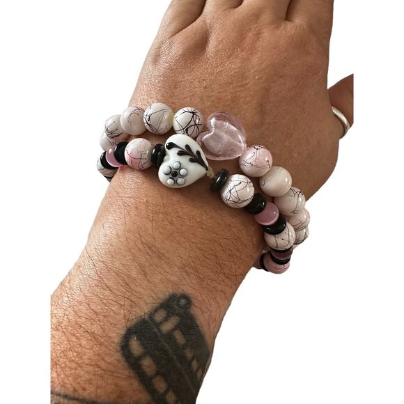 Pair of Pink and Black Glass Heart Beaded Stretch Bracelets - Picture 7 of 7